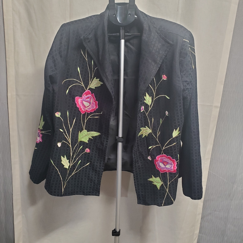 Elegant Black Blazer with Floral Embroidery